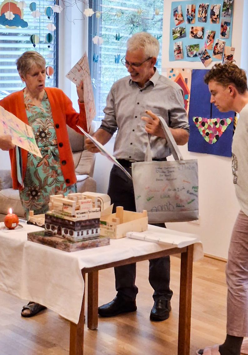 Geschenkübergabe Bewohnerinnen Geschenkübergabe Bewohnerinnen